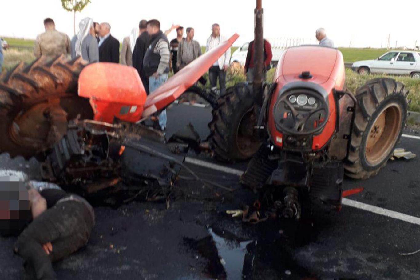 TIR'ın çarptığı traktör ikiye ayrıldı: Bir yaralı